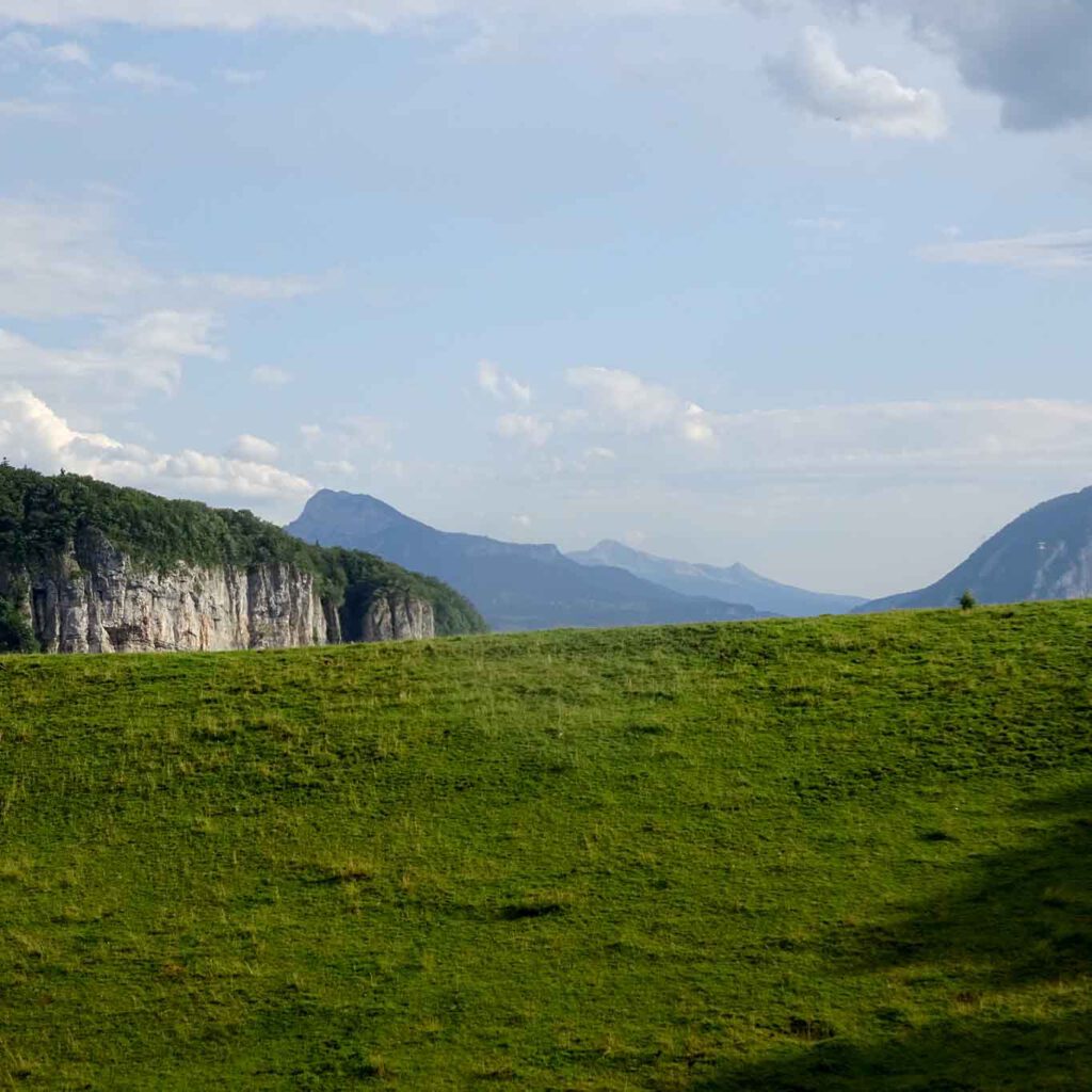 Steil sind die Hänge des Massifs de Chartreuse hinab zum Tal der Isere.