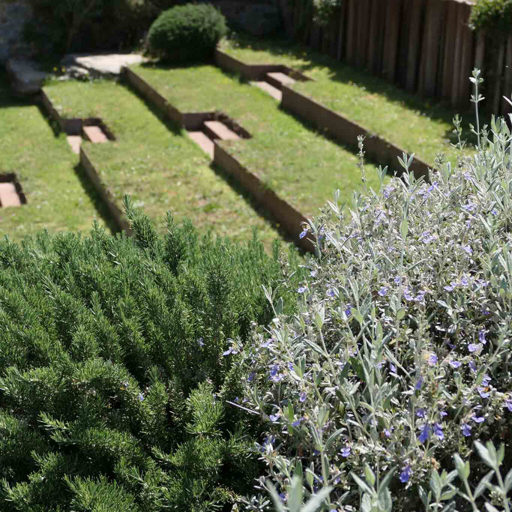 Monastero di Siloe, Klostergarten: Treppen und Arena