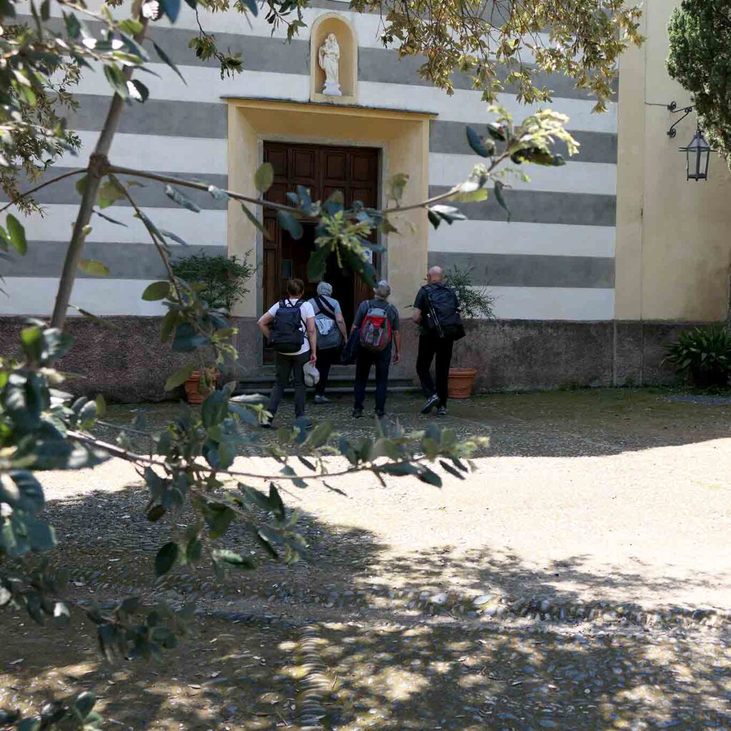 Unablässig strömen die Besucher zur kleinen Klosterkirche oberhalb der Altstadt.
