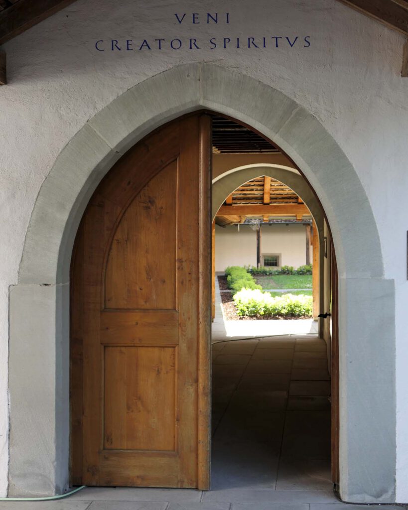 Die offene Eingangstür zum Kreuzgang im Kloster Kappel.