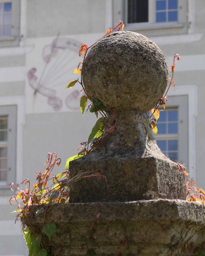 Verträumte Elemente schmücken das Kloster und seinen Klostergarten: Torkugel und Sonnenuhr.
