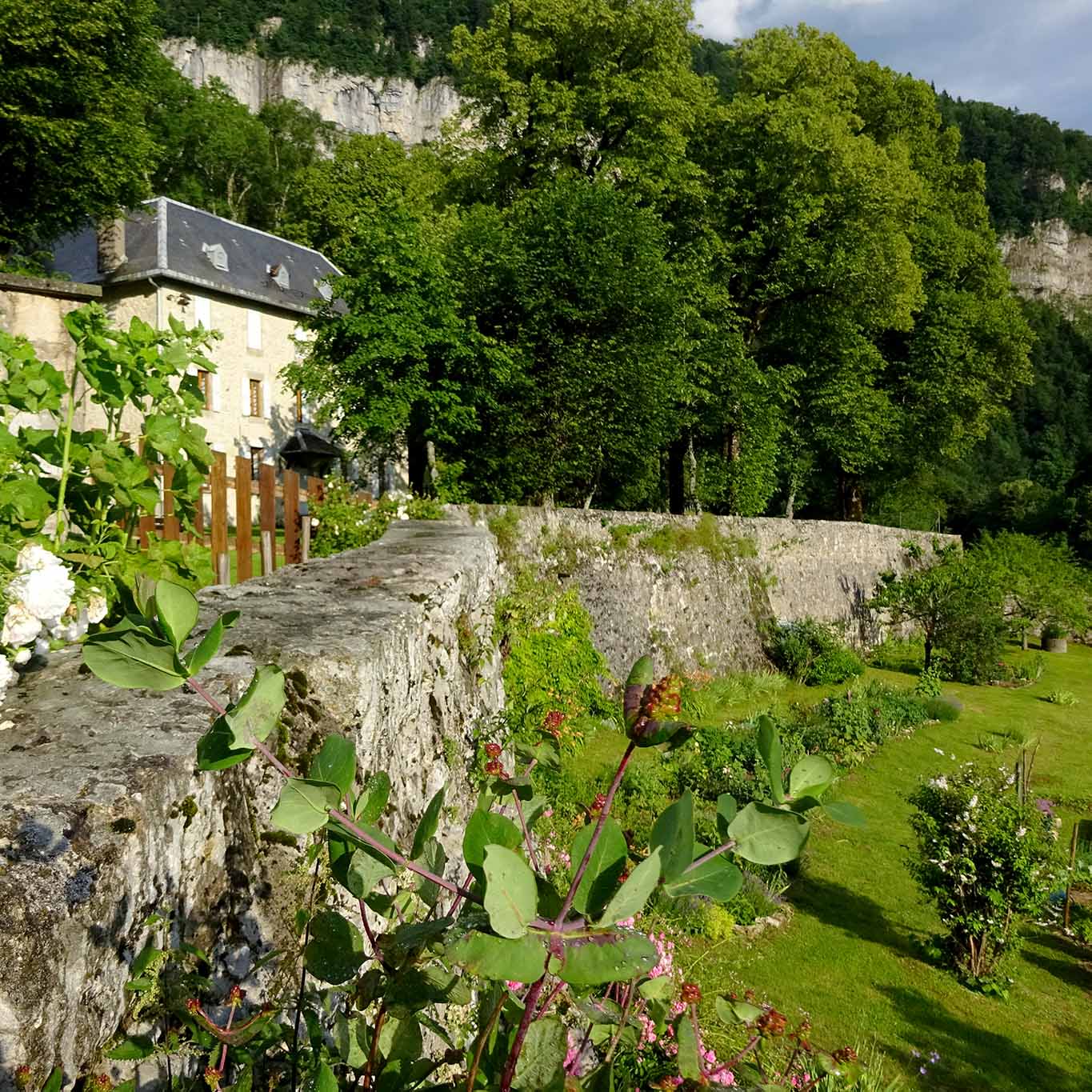 Hoch oben über dem Isere-Tal in aller Abgeschiedenheit schmiegt sich das Kloster an die Berge des Massifs Chartreuse.