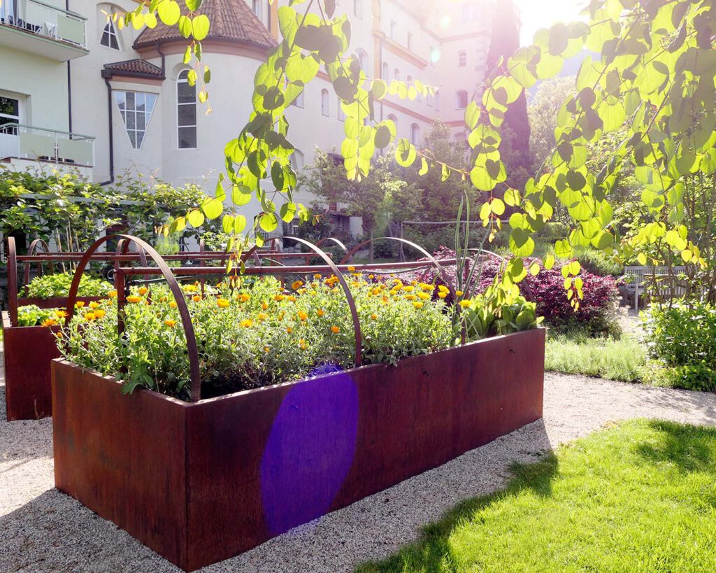 Moderne Hochbeete im Klostergarten der Südtiroler Salvatorianerinnen in Merano.