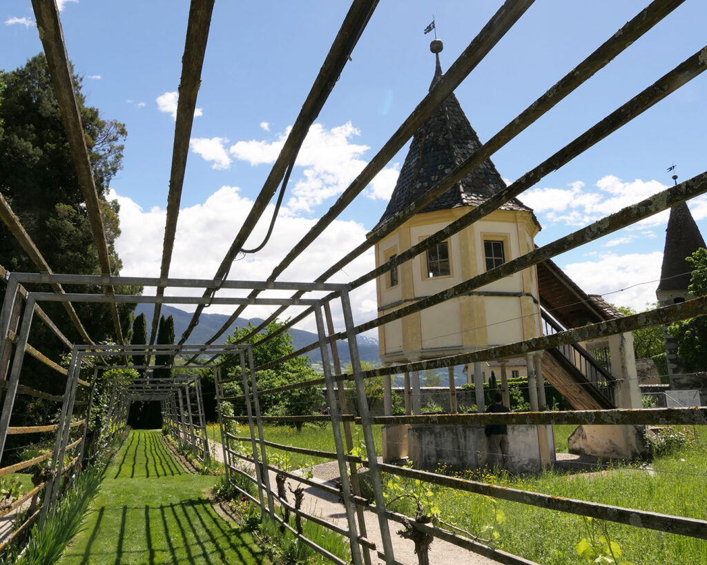 Laubengang im Baumgarten mit seinem Pavillon.