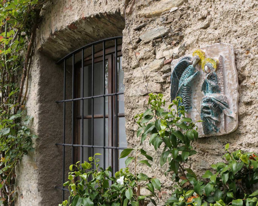 Kleine Kunstwerke schmücken den Garten des Kapuzinerklosters in Bigorio.