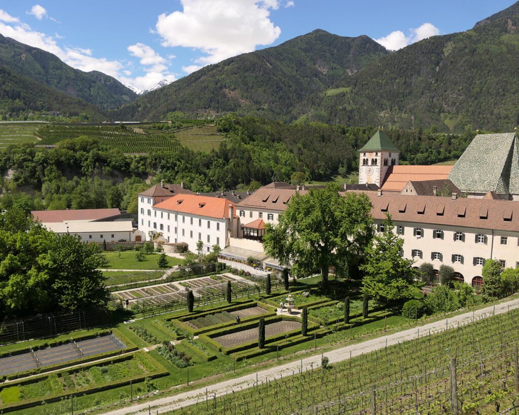 Blick auf die Gartenanlagen des Klosters.