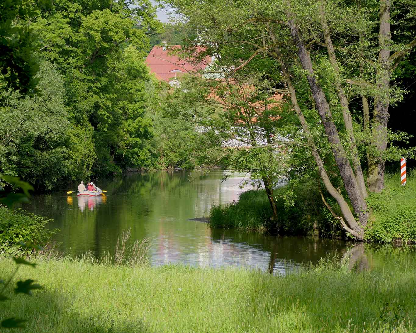 Paddler auf der Neisse am Kloster Marienthal an der deutsch-polnischen Grenze.