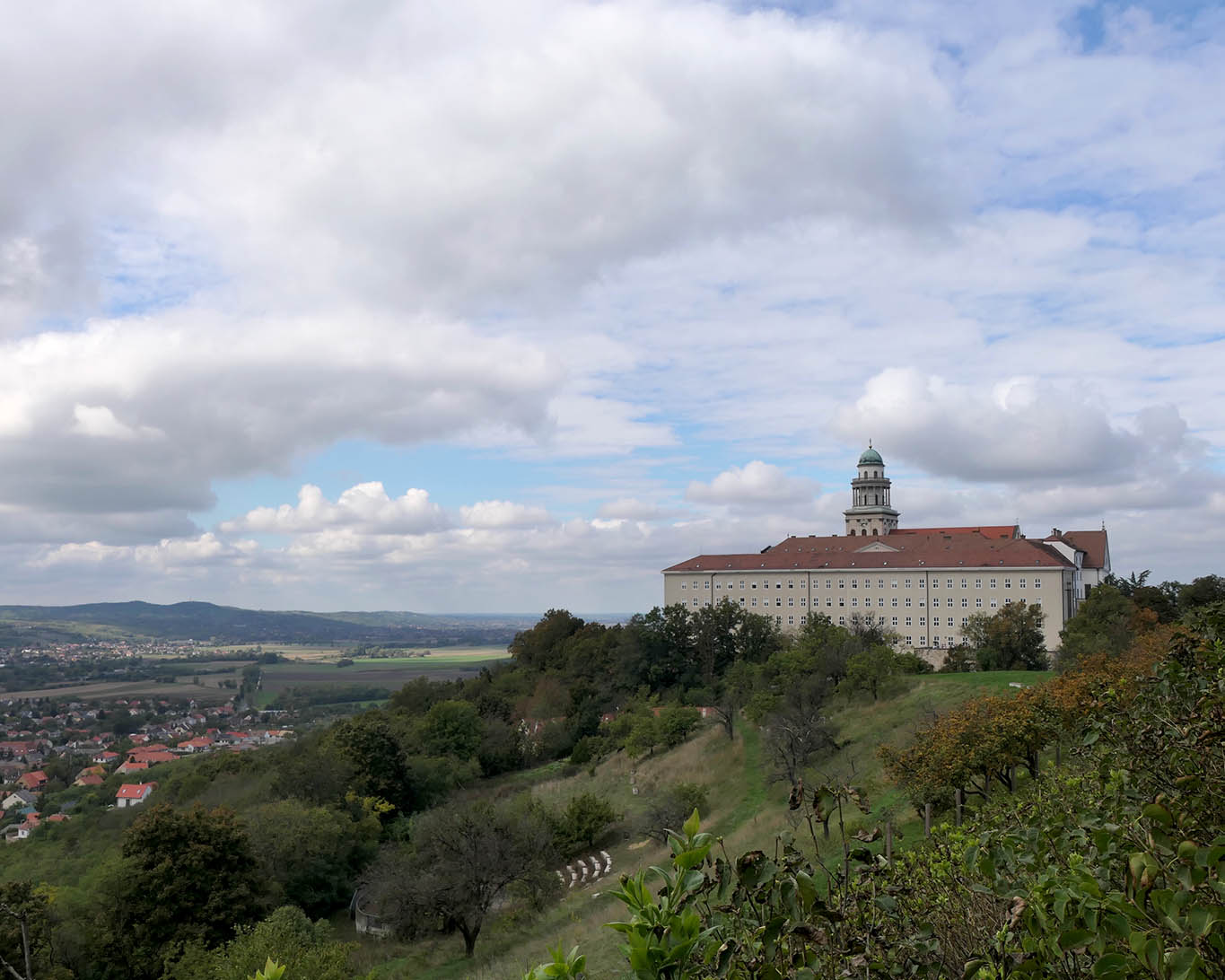 Über der ungarischen Ebene unweit von Györ ragt thront die Erzabtei Pannonhalma auf einem der Hügel.