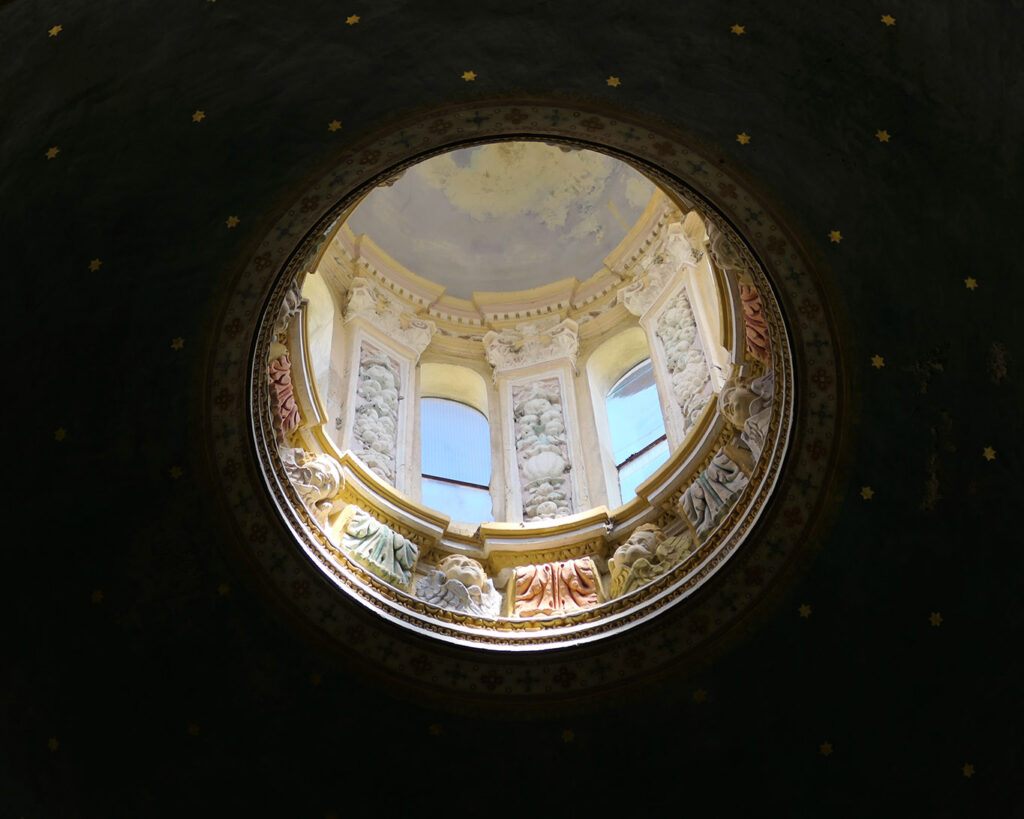 Blick in die Laterne einer der Kapellen am Kreuzgang in Aula Dei.