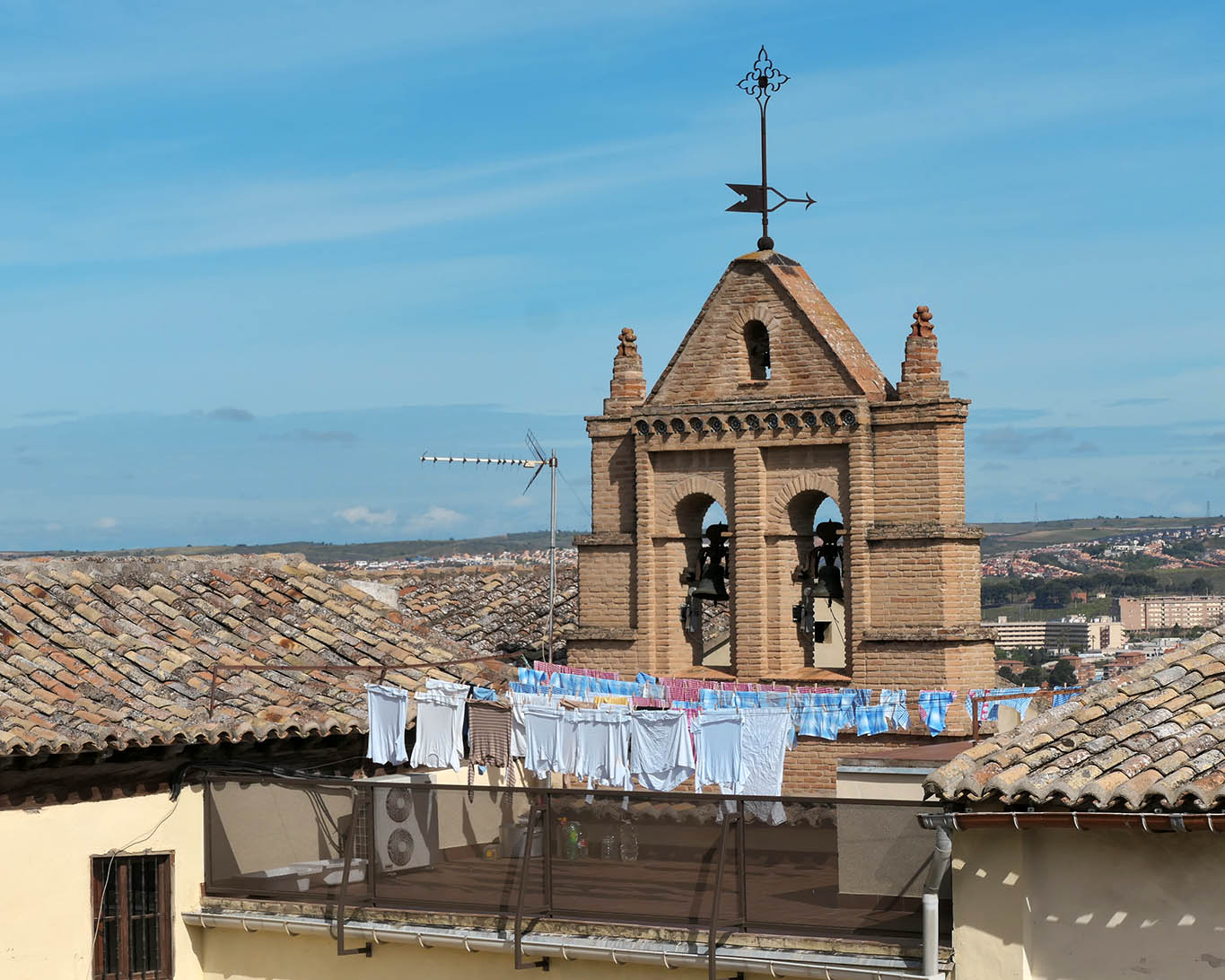 Flatternde Wäsche im Frühlingswind über Toledo aufgehängt im Convento Santa Clara la Real.